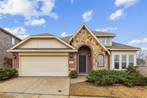 900 Greenhurst Cir, Euless, TX 76040