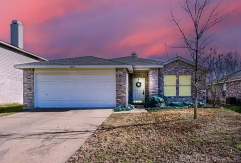 8201 Winding Stream Dr, Denton, TX 76210