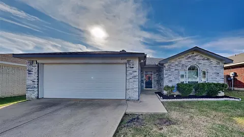 2371 Laurelhill Ln, Fort Worth, TX 76133