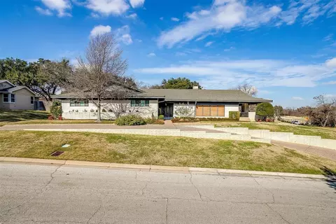 4000 Shadow Dr, Fort Worth, TX 76116