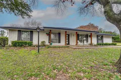 424 S Falling Leaves Dr, Waxahachie, TX 75167