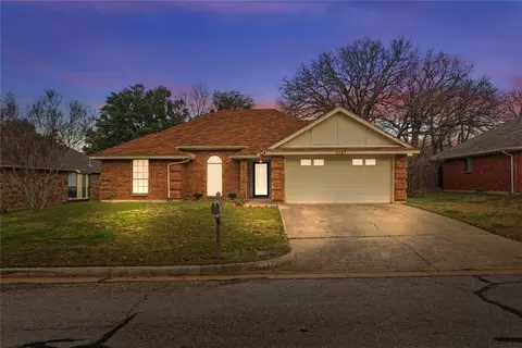 2127 Turf Club Dr, Arlington, TX 76017