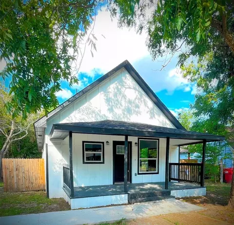 1010 Elm St, Bonham, TX 75418