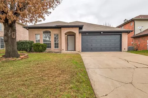 610 Wolcott Ln, Grand Prairie, TX 75052