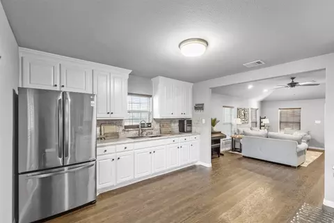 504 W Cotter St, Alvarado, TX 76009