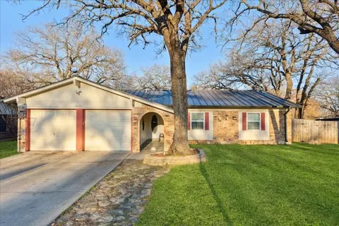 1025 Gladstone Ave, Azle, TX 76020