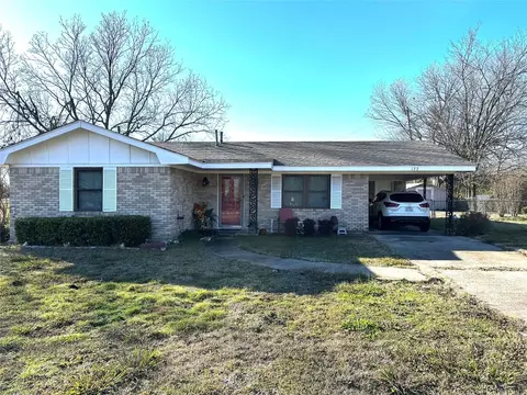 177 4th St, Deport, TX 75435