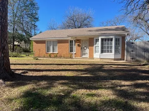 521 Schieme St, River Oaks, TX 76114