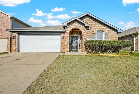 9113 River Falls Dr, Fort Worth, TX 76118