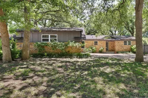 705 Oakwood Dr, Euless, TX 76040