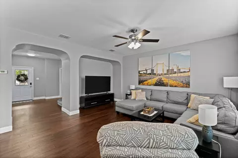 812 Bee Creek Ln, Fort Worth, TX 76120