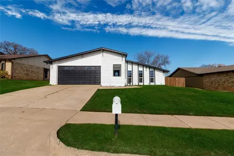 3821 Aspenwood Dr, Bedford, TX 76021