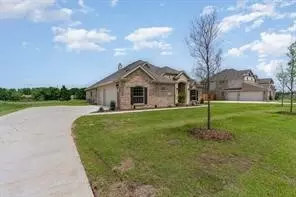 160 Crystal Lake Ln, Red Oak, TX 75154