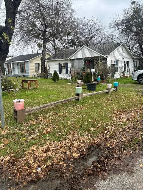 302 NW 14th St, Grand Prairie, TX 75050