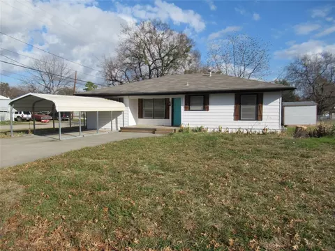 501 S Grand St, Wolfe City, TX 75496