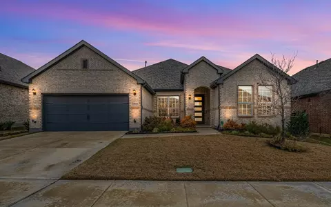 9513 Surveyor Rd, Oak Point, TX 75068