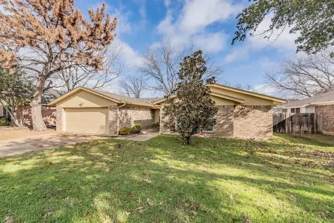 5401 Parliament Dr, Arlington, TX 76017