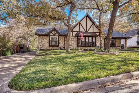 809 Firewheel Trl, Fort Worth, TX 76112