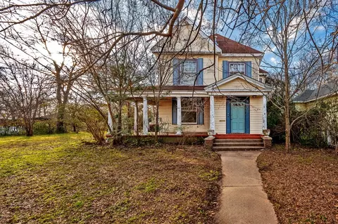 704 W Hull St, Denison, TX 75020