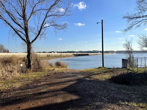 22240 Lakewood Dr, Frankston, TX 75763
