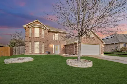 820 Oak Ct, Saginaw, TX 76179