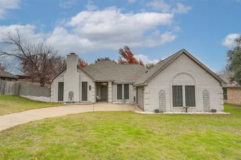 8828 Greenhaven Dr, Fort Worth, TX 76179