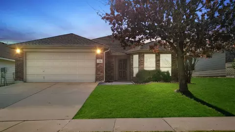 725 Poncho Ln, Haslet, TX 76052