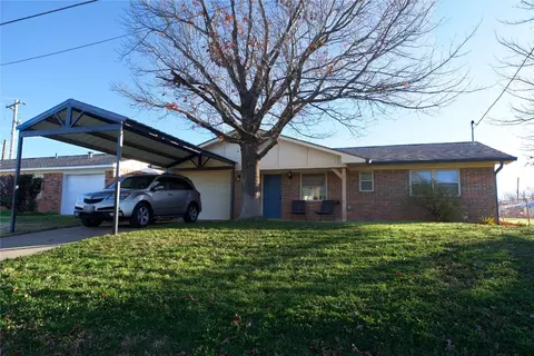 1010 Grayson St, Nocona, TX 76255
