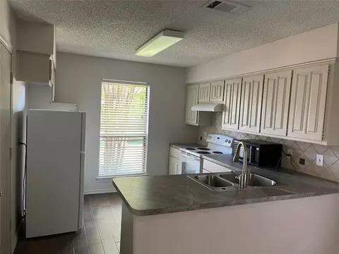 916 Boxwood Dr, Lewisville, TX 75067