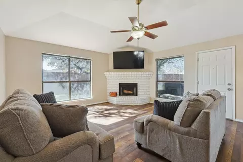 7013 Fall Creek Ct, Watauga, TX 76148
