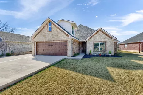 304 Navajo Trl, Lake Kiowa, TX 76240