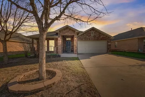 265 Spring Hollow Dr, Saginaw, TX 76131