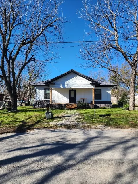 505 N Page St, Comanche, TX 76442