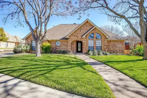 2404 Spring Valley Dr, Bedford, TX 76021