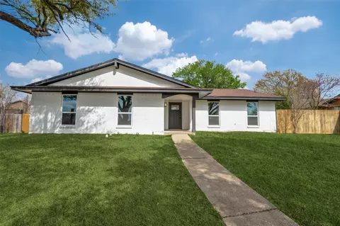 923 Live Oak Ct, Desoto, TX 75115