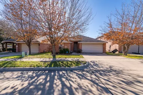 656 Hutchins Dr, Crowley, TX 76036