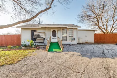 526 Worthway Dr, Grand Prairie, TX 75051