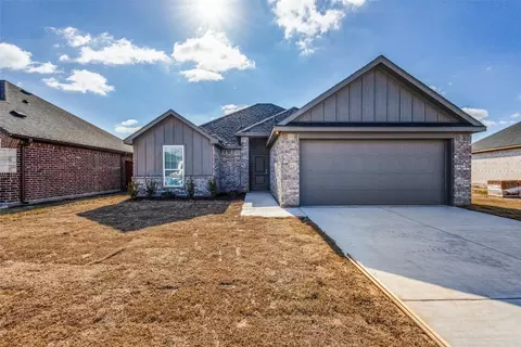137 Lampassas Dr, Greenville, TX 75402