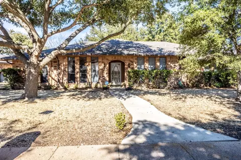 933 Prairie Creek Dr, Desoto, TX 75115