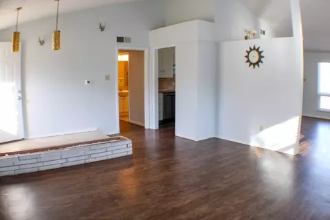 207 Huntington Dr, Euless, TX 76040