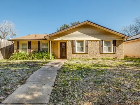 3526 S Elm Dr, Grand Prairie, TX 75052