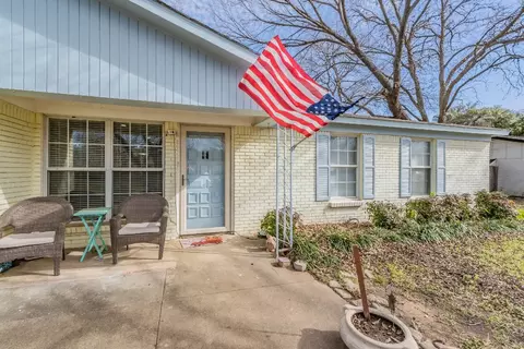 208 Bowles Dr, Hurst, TX 76053