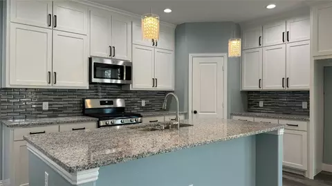 908 W 11th St, Bonham, TX 75418