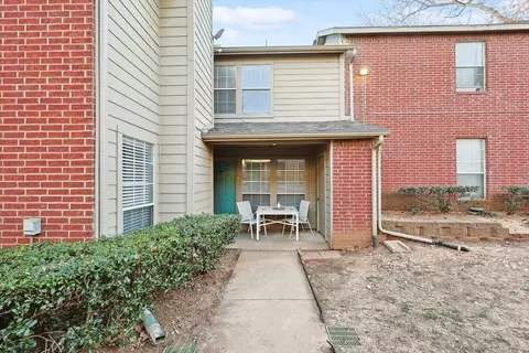 1432 Meadowood Village Dr, Fort Worth, TX 76120
