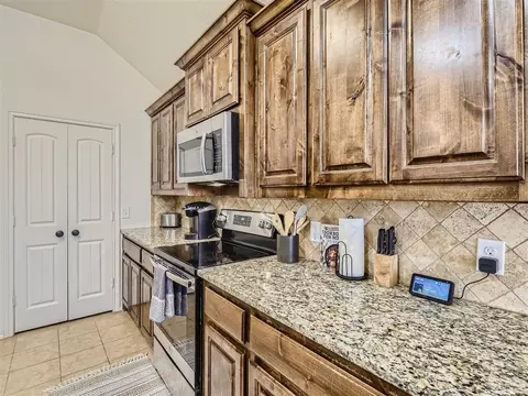 Kitchen - 228 Firefly Dr, Springtown, TX 76082 photo 3 of 6