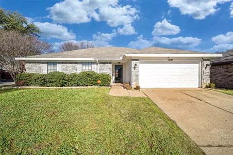 3208 Country Creek Ln, Fort Worth, TX 76123