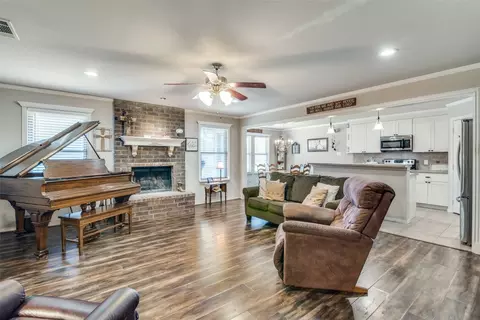 608 Meadowview St, Farmersville, TX 75442