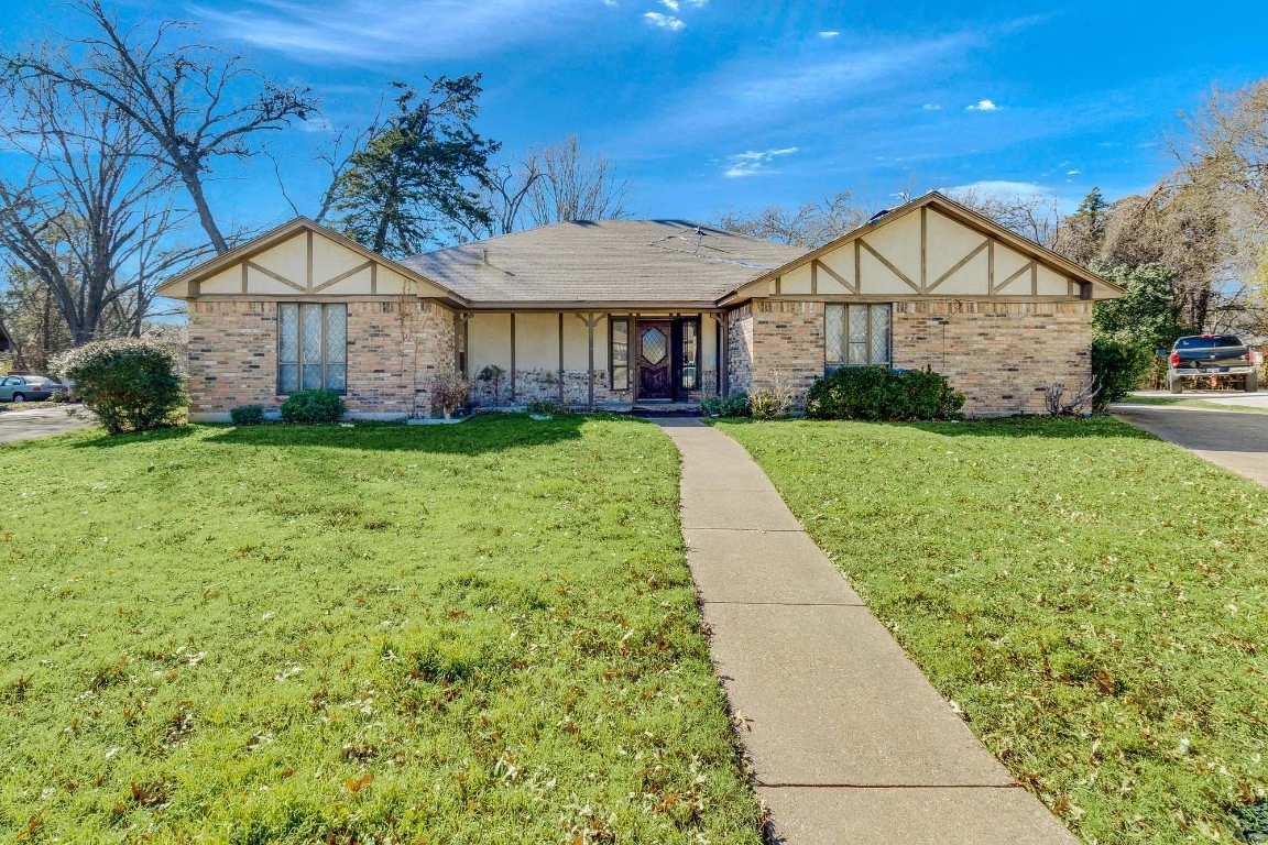 218 Clubbrook Cir  
