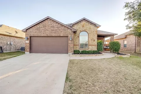 1076 Doe Meadow Dr, Burleson, TX 76028
