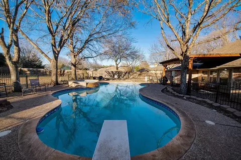 901 Winding Creek Trl, Oak Leaf, TX 75154